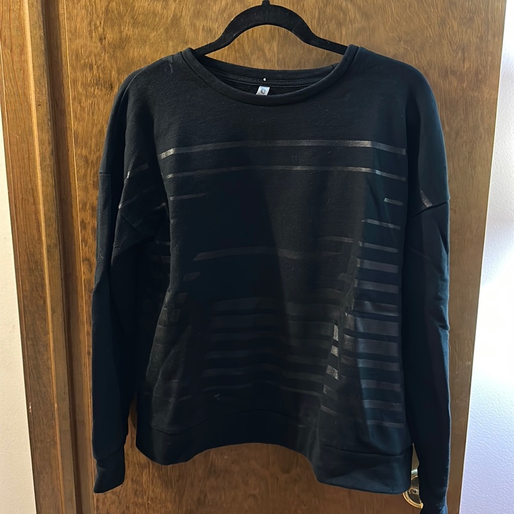Comfy, cute black crew